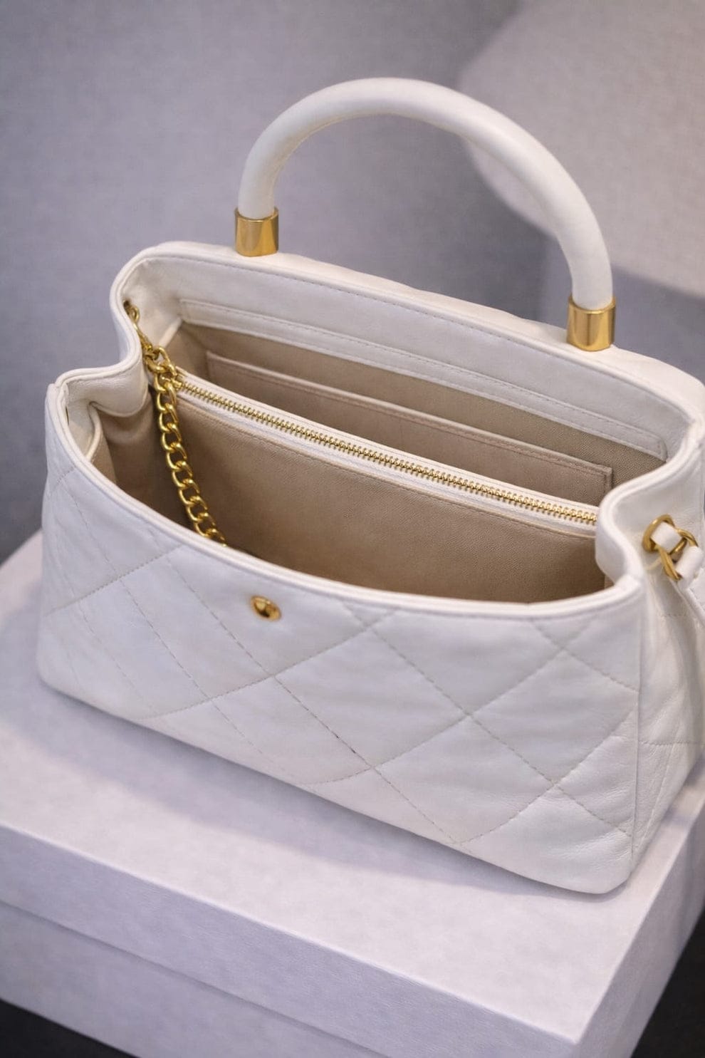 Elegant White Cushioned Handbag